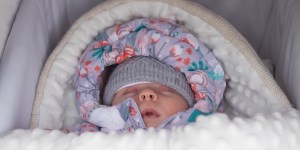 5 ragazzi salvano una neonata abbandonata a -20 gradi in Siberia