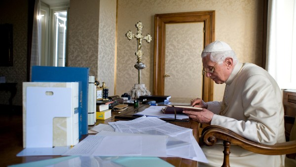 Les gestes silencieux de Benoît XVI