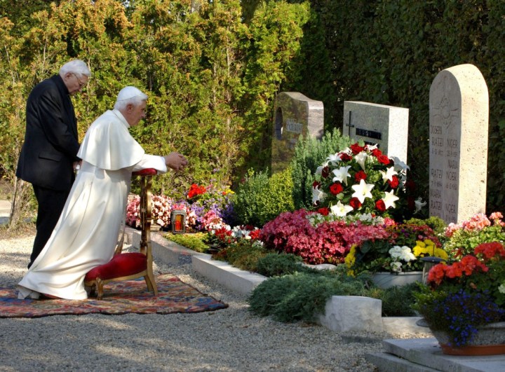 Les gestes silencieux de Benoît XVI