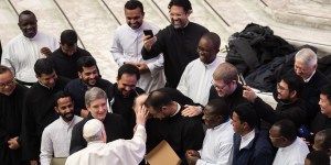 Il Papa: il prete non è uno “scapolo” ma un buon pastore dal cuore sempre aperto