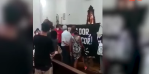 Brasile: una chiesa diventa teatro di proteste all’ora della Messa (VIDEO)