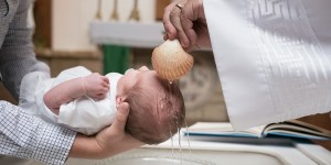 Un errore di un sacerdote invalida i Battesimi impartiti per 20 anni