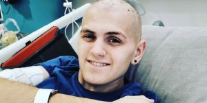 Muore di cancro, ma prima raccoglie 60.000 sterline per curare un bambino di 6 anni