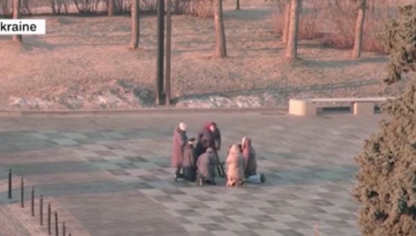 Ludzie modlą się na ulicach Charkowa