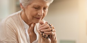 Il modo giusto di recitare il rosario secondo Benedetto XVI 