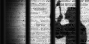 In carcere per le bugie del fratello: non si suicida grazie alle parole di un prete