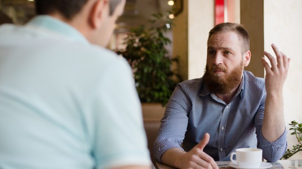 Hombres conversando