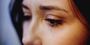 Una donna davanti al mistero della morte di sua madre