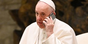 7 telefonate improvvise di Papa Francesco: indovinate a chi le ha fatte