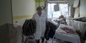 Bombe sull’ospedale di Mariupol, il Vaticano: atto ingiustificabile