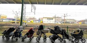 Foto virale di passeggini vuoti alle stazioni ferroviarie: un&#8217;immagine toccante