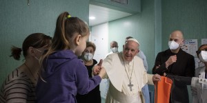 Bambino Gesù: la carezza del Papa ai piccoli giunti dall&#8217;Ucraina