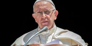 Francesco: una pazzia l’aumento del 2% della spesa per le armi, “mi sono vergognato”