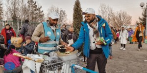 Medici musulmani attraversano a piedi la frontiera con l&#8217;Ucraina e assistono chi fugge (VIDEO)
