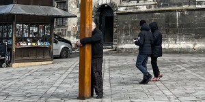 L&#8217;uomo che si aggrappa alla croce in Ucraina