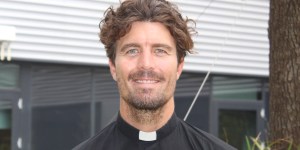 Sacerdote salva un uomo dall&#8217;attacco di uno squalo e vince un premio prestigioso