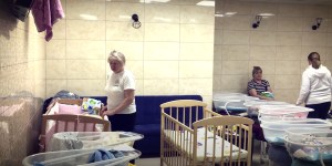 Ucraina: 30 bimbi nati da maternità surrogata parcheggiati in un bunker