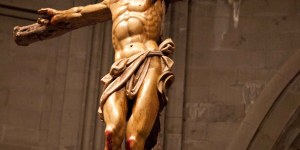 Qual è la differenza tra croce e crocifisso?