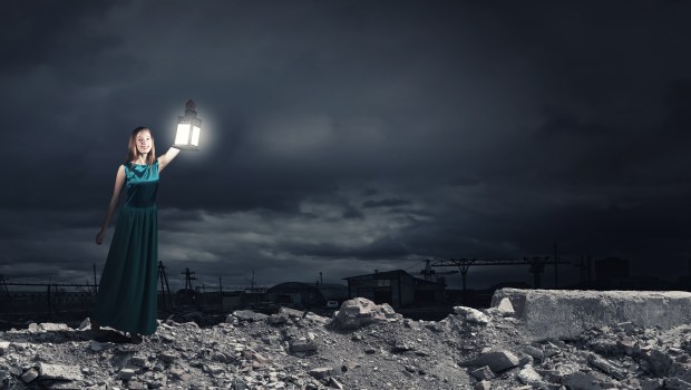 Mujer con una luz en la oscuridad