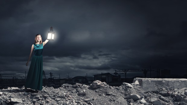 Mujer con una luz en la oscuridad