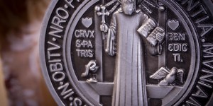 Respingete Satana con queste preghiere di esorcismo sulla Medaglia di San Benedetto
