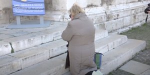 La figlia sparisce da Mariupol: lei, in ginocchio, chiede una grazia a San Nicola