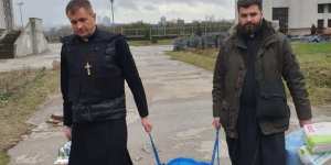 Il sacerdote di Kiev che indossa un giubbotto antiproiettile sulla tonaca