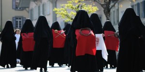Le Piagnone di Romont: processione tutta rosa (in nero) del Venerdì Santo 