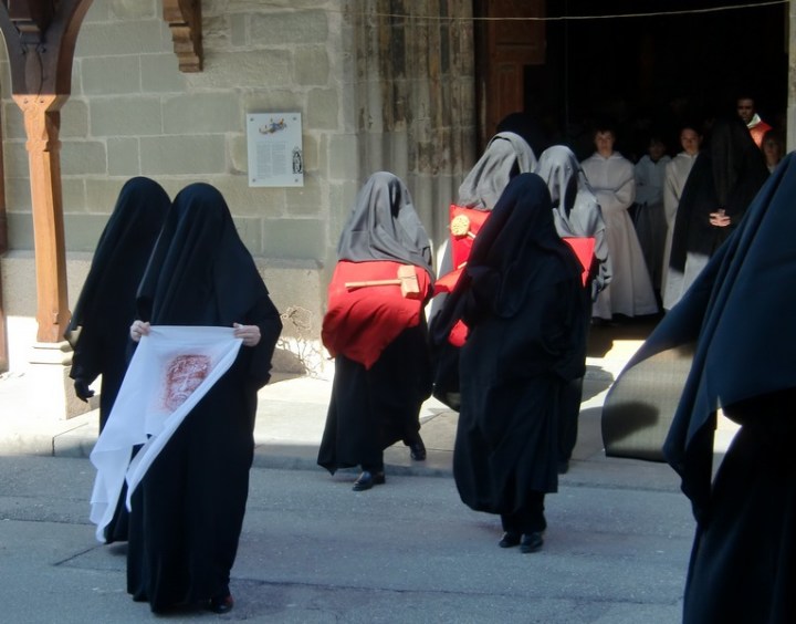 Les_pleureuses_de_Romont_en_procession_Pierre-Marius.jpg