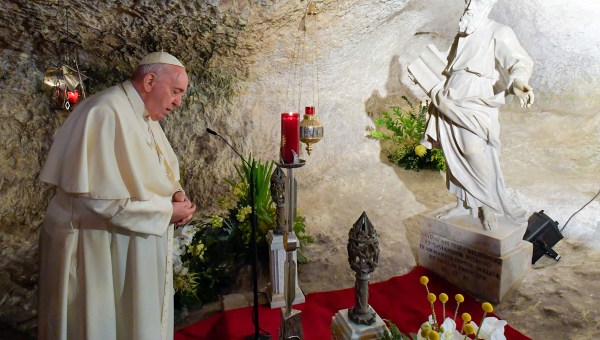 Pope-Francis-praying-in-the-Grotta-of-St.-Paul-at-the-Basilica-di-San-Paolo-in-Rabat