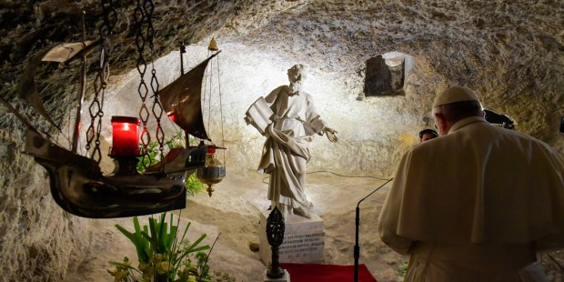 (FOTOGALLERY) Il Papa nella grotta di San Paolo