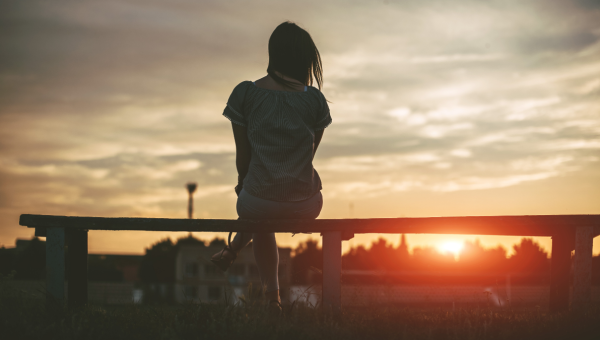 RAGAZZA, PANCHINA, TRAMONTO