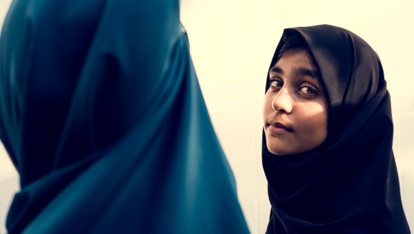 RAGAZZA, PAKISTAN, VELO