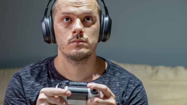 UOMO, VIDEOGIOCHI, DIVANO