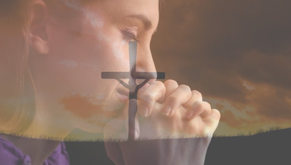 DONNA, PREGHIERA, CROCE