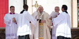 Papa: santità non è eroismo personale ma amare e servire gli altri