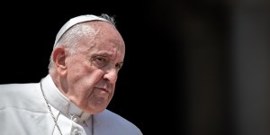 Il Papa non vuole operarsi al ginocchio