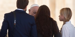 Donne dei soldati in trappola a Mariupol dal Papa a perorare la loro causa