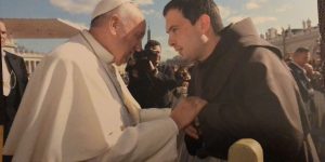La bella amicizia tra un giovane frate francescano e Papa Francesco
