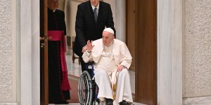 Il Papa non riesce a camminare: sta peggiorando la sua salute?