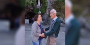 In Ape da Pistoia a Lourdes per portare il maxi-cero della pace alla Madonna