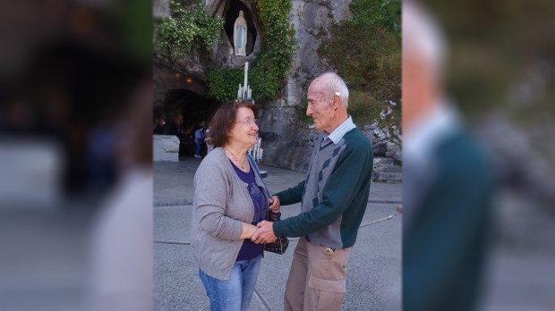 Sauro-e-Carla-Grotta-Lourdes-Terre-Di-Presepi-Facebook