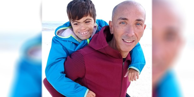 Ông Vincenzo đi bộ 700 km để kêu gọi mọi người quan tâm đến căn bệnh của con gái Ông Vincenzo đi bộ 700 km để kêu gọi mọi người quan tâm đến căn bệnh của con gái