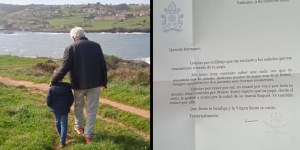 Un bambino invia un disegno e una foto al Papa, che gli risponde con un messaggio indimenticabile