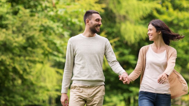 COUPLE MAN WOMAN HAND IN HAND