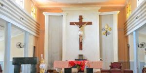 Sacerdote di fronte all’attacco terroristico in Nigeria: “Li proteggevo come una gallina con i suoi pulcini”
