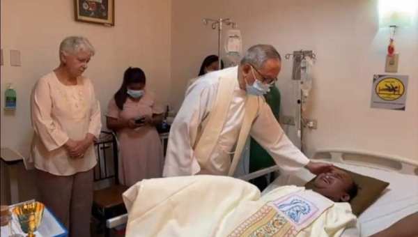 Khamsan Mim Khountichak, seminarista com câncer terminal, é ordenado no hospital