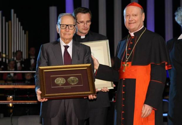 Medaglia Per Artem ad Deum a Morricone con Gianfranco Ravasi -