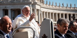 Il Papa: la vecchiaia è un limite e un dono, scartarla è tradire la vita (FOTO)