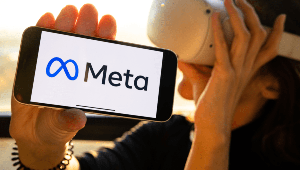 LOGO META SU SMARTPHONE, DONNA